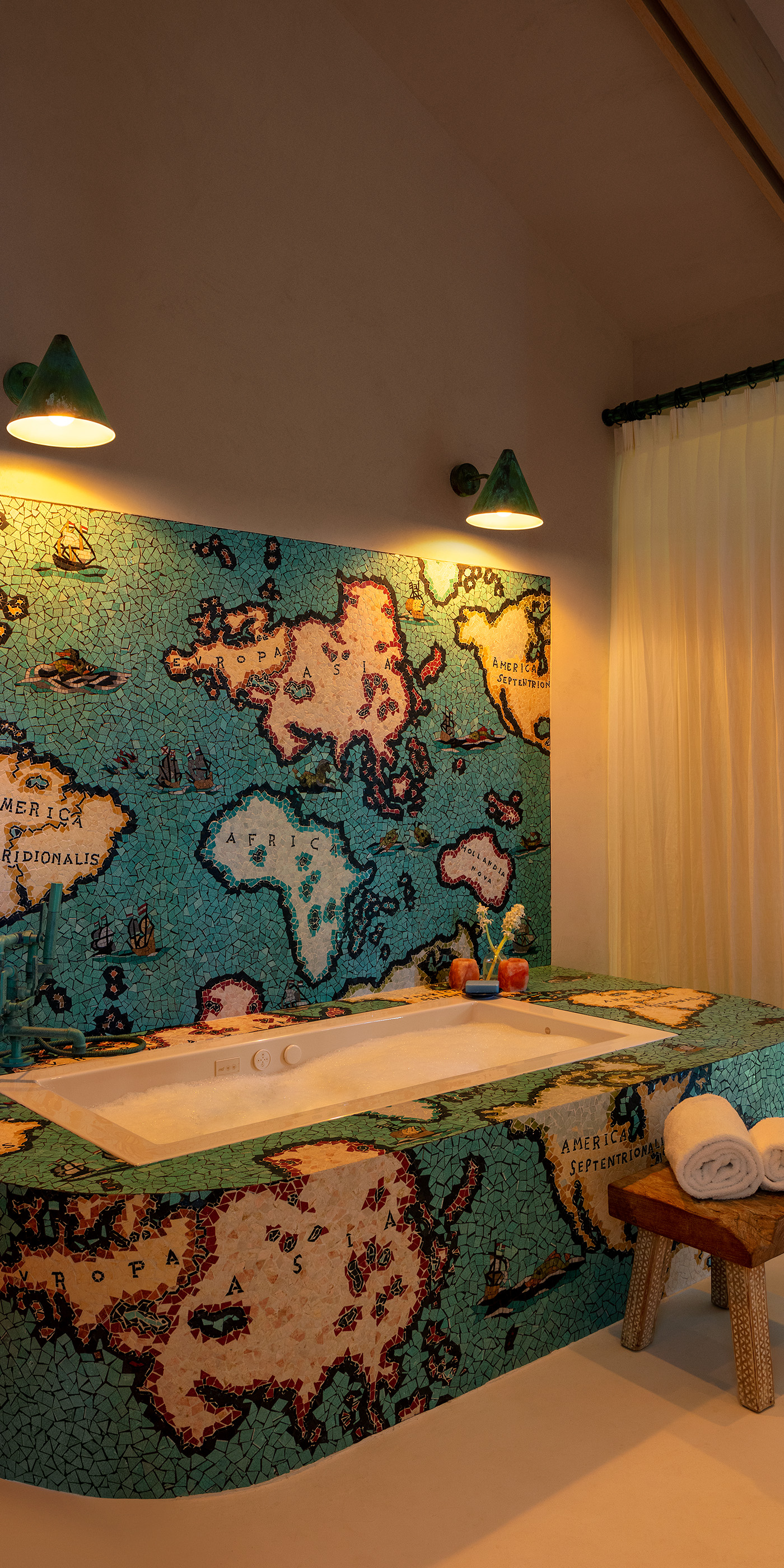 An East Hampton residential bathroom with Lutron Ketra lamps and HomeWorks. © Magda Biernat Photography