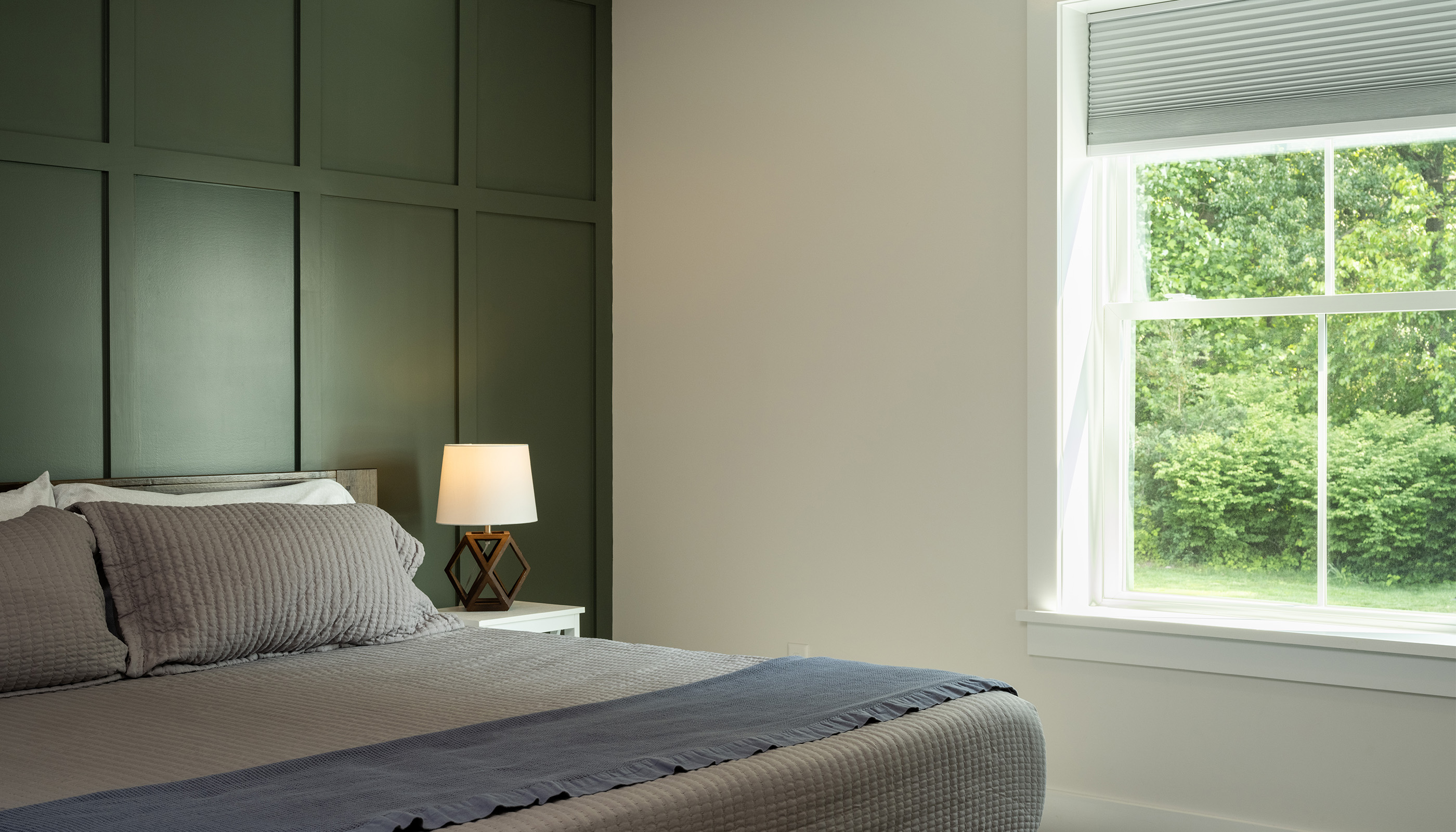 A Northeast private residence bedroom with Lutron Caséta & Smart Plug . © Jake Holt Photography