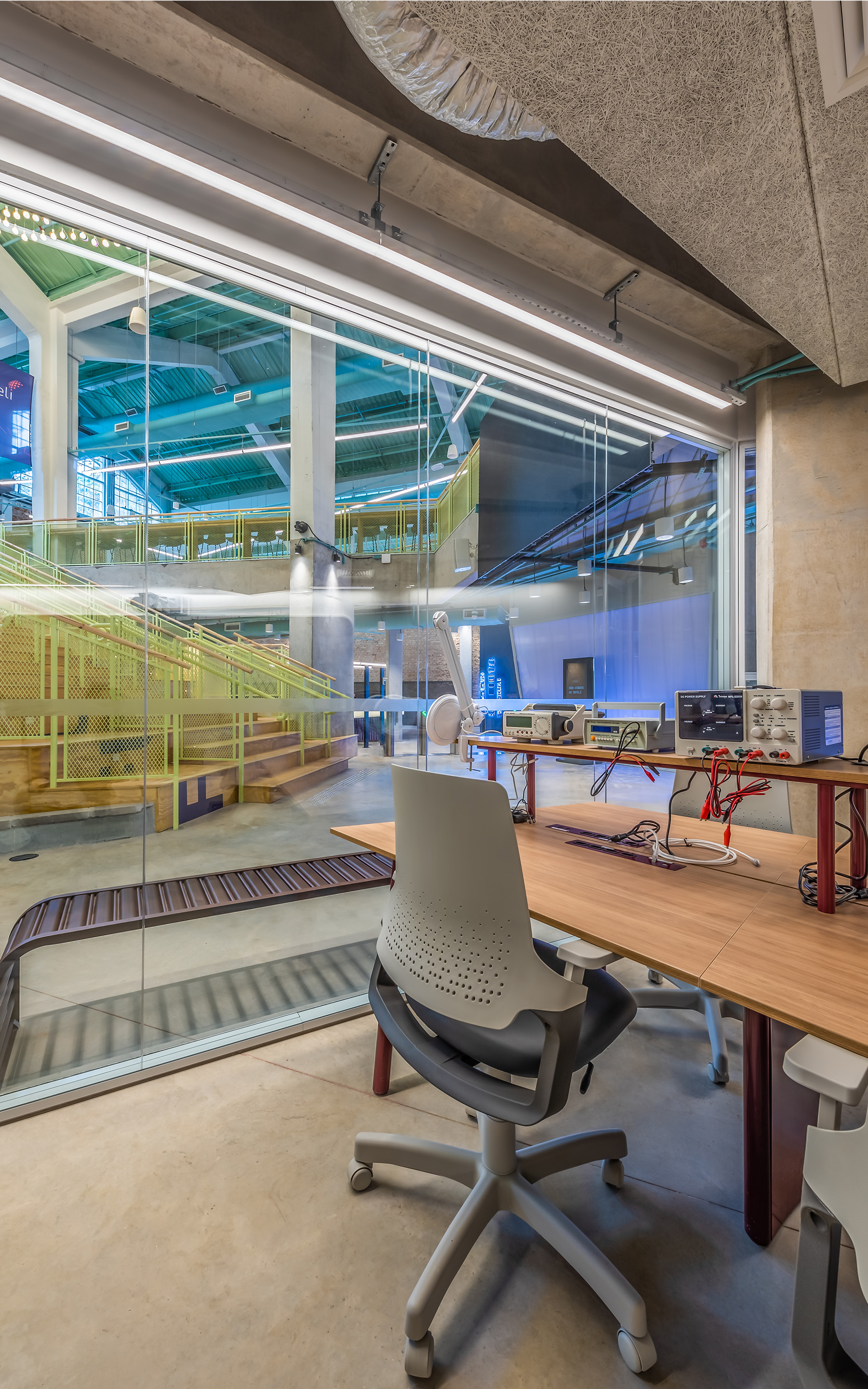 A São Paulo commercial classroom with Lutron Ketra and Athena. Photo © Maurício Moreno
