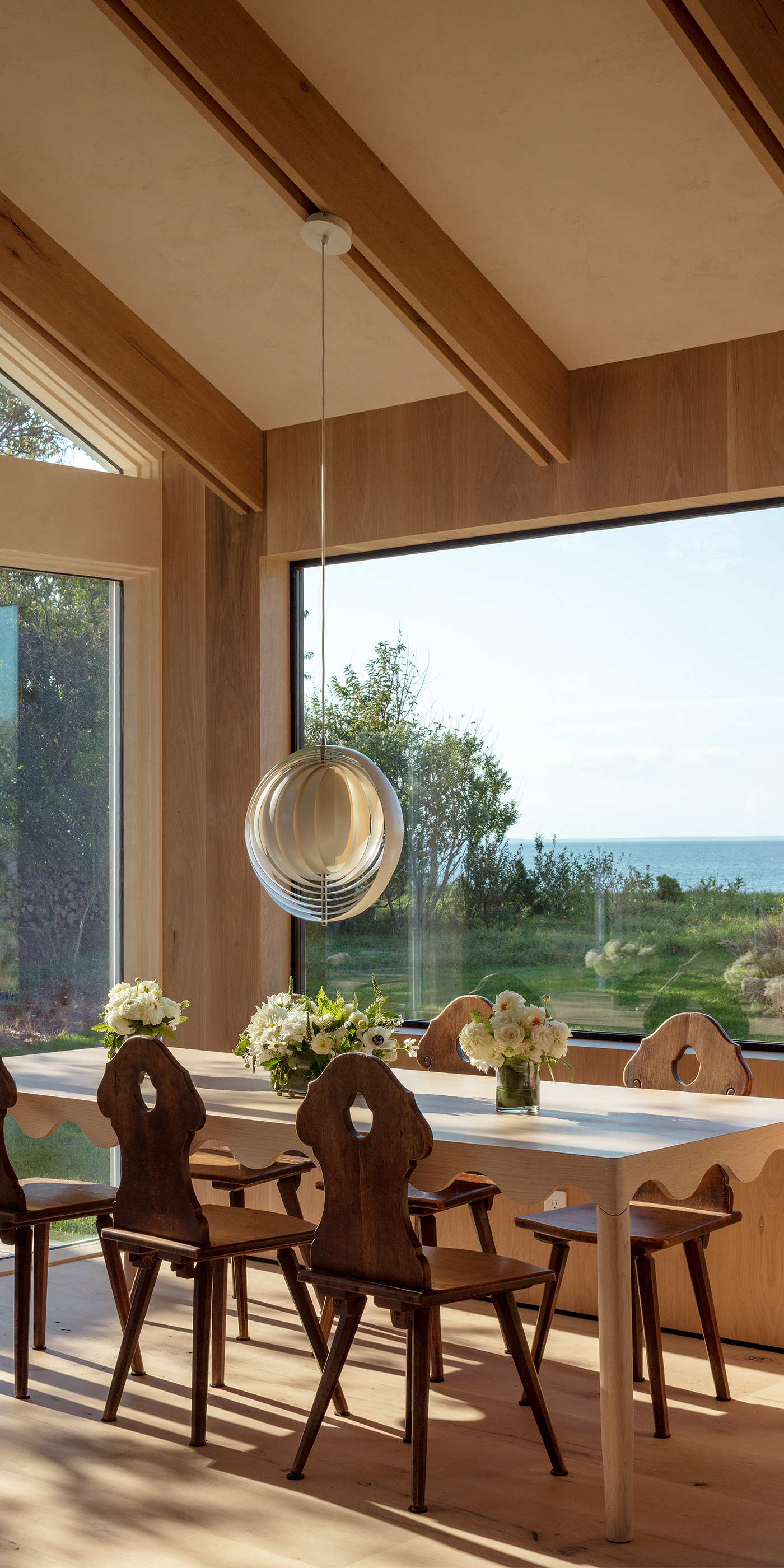 An East Hampton residential dining room with Lutron Ketra lamps and HomeWorks. © Magda Biernat Photography