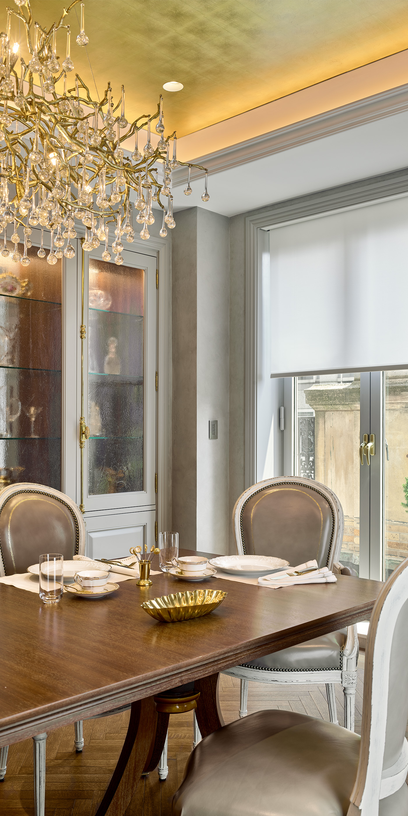 A New York City residential dining room with LutronPalladiom, Sivoia and HomeWorks