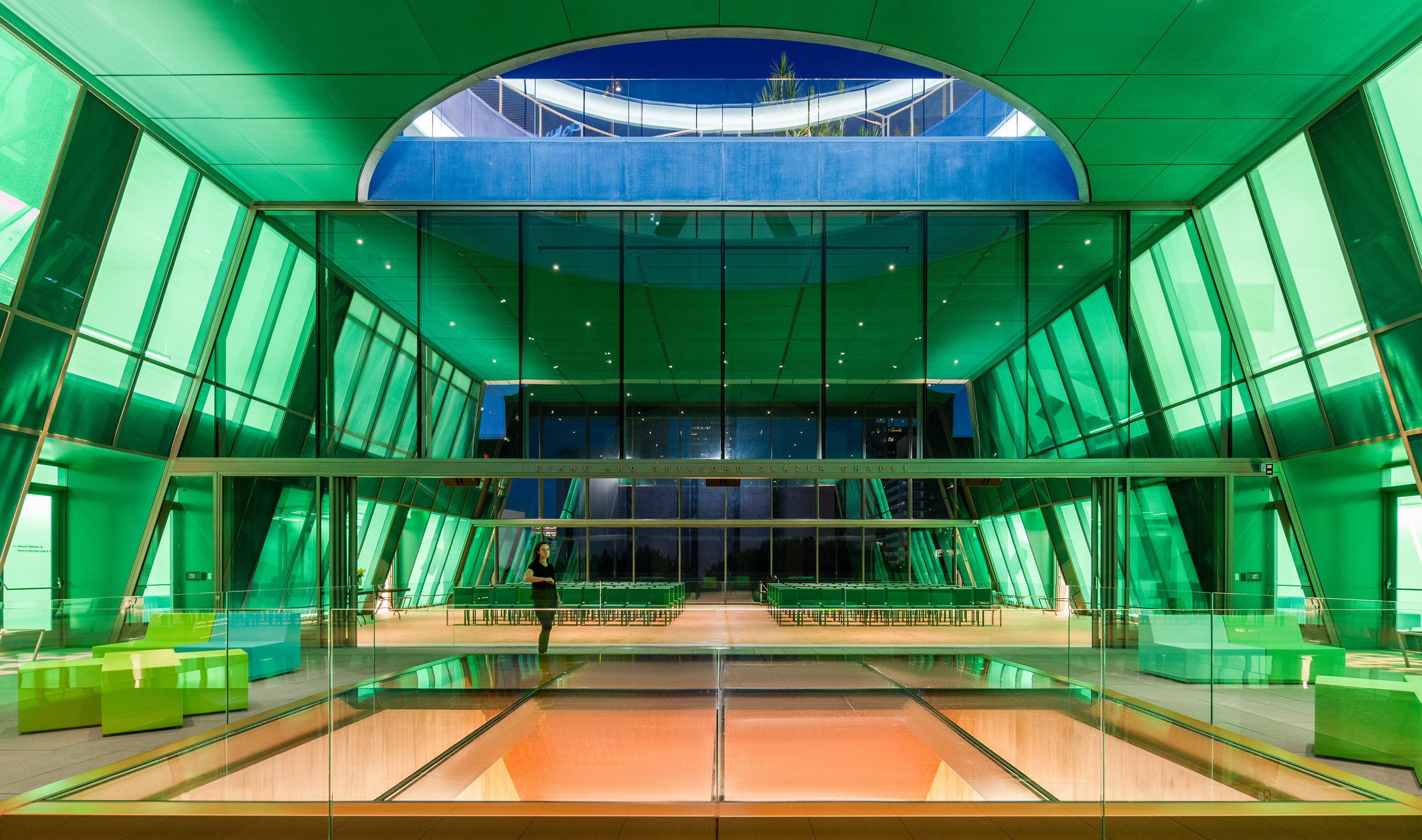 A Los Angeles commercial lobby & atrium with Lutron Quantum. © Jason O’Rear