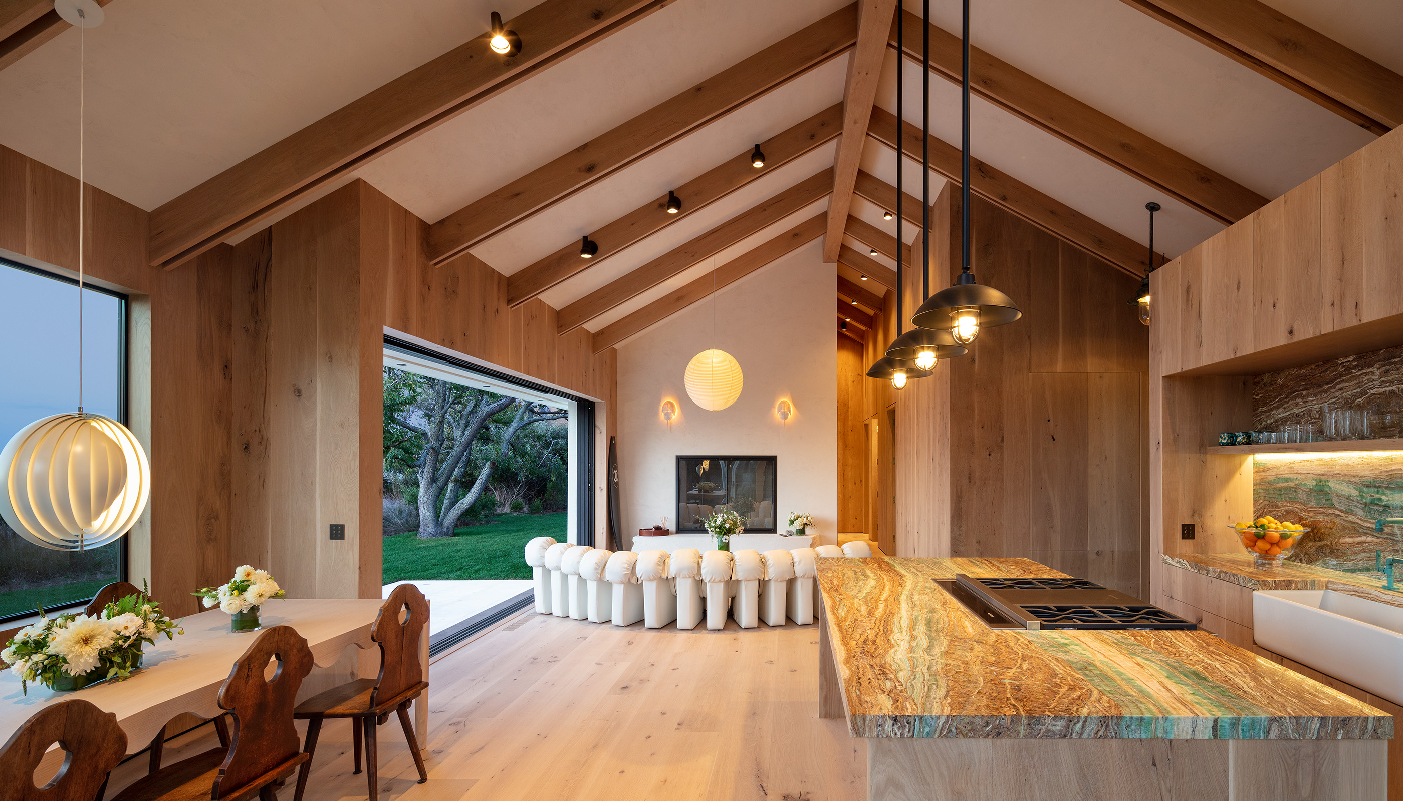 An East Hampton residential living room with Lutron Ketra lighting, Alisse keypads, and HomeWorks. © Magda Biernat Photography