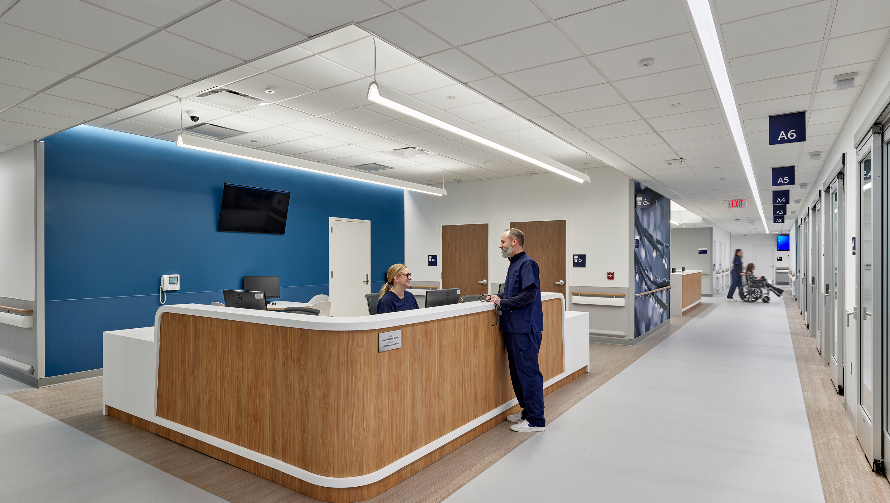 A Philadelphia hospital lobby & atrium with Lutron roller shades and Quantum. © Jeffrey Totaro, 2024