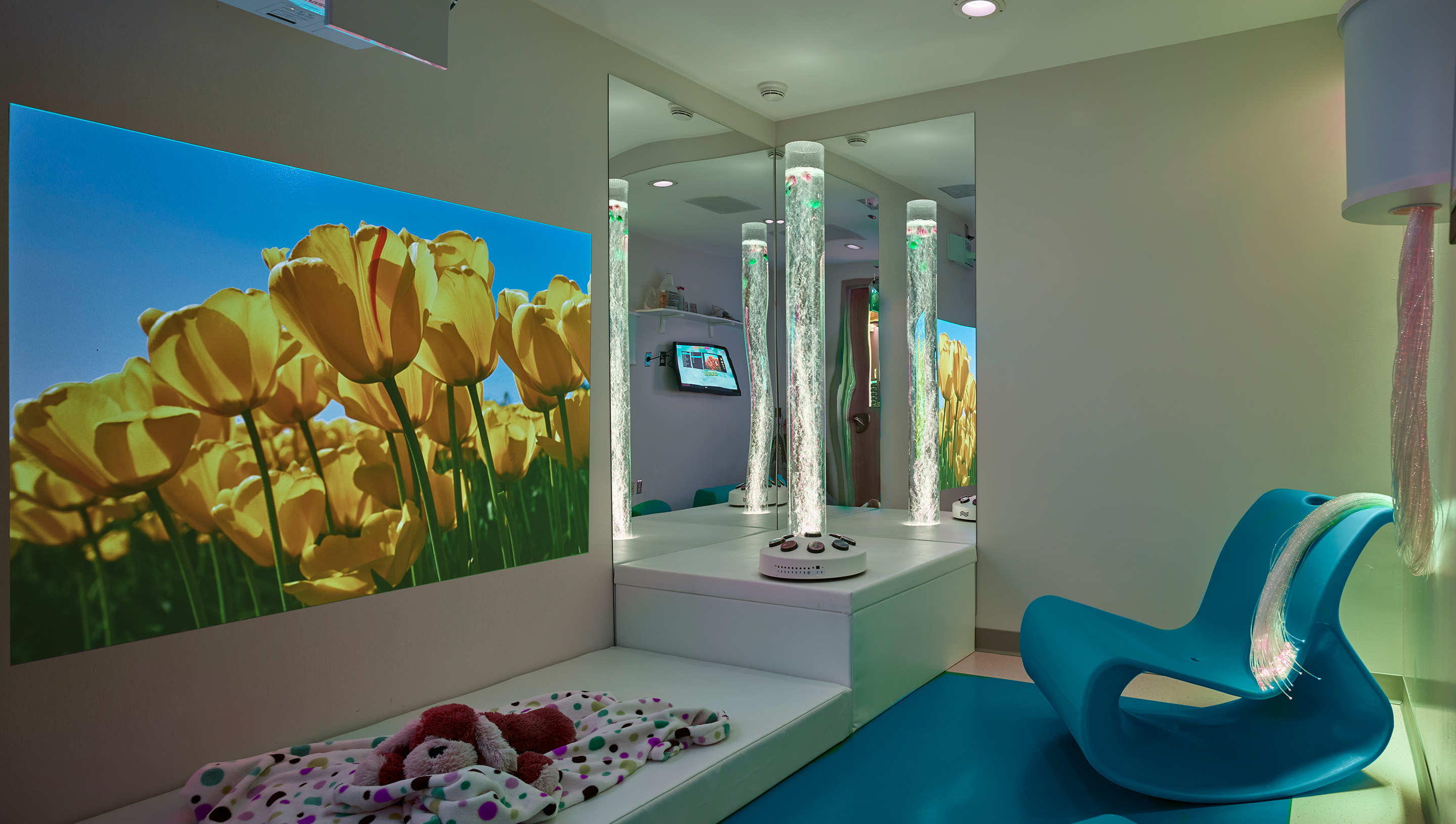 A Philadelphia hospital patient room with Lutron roller shades and Quantum. © Halkin Mason Photography