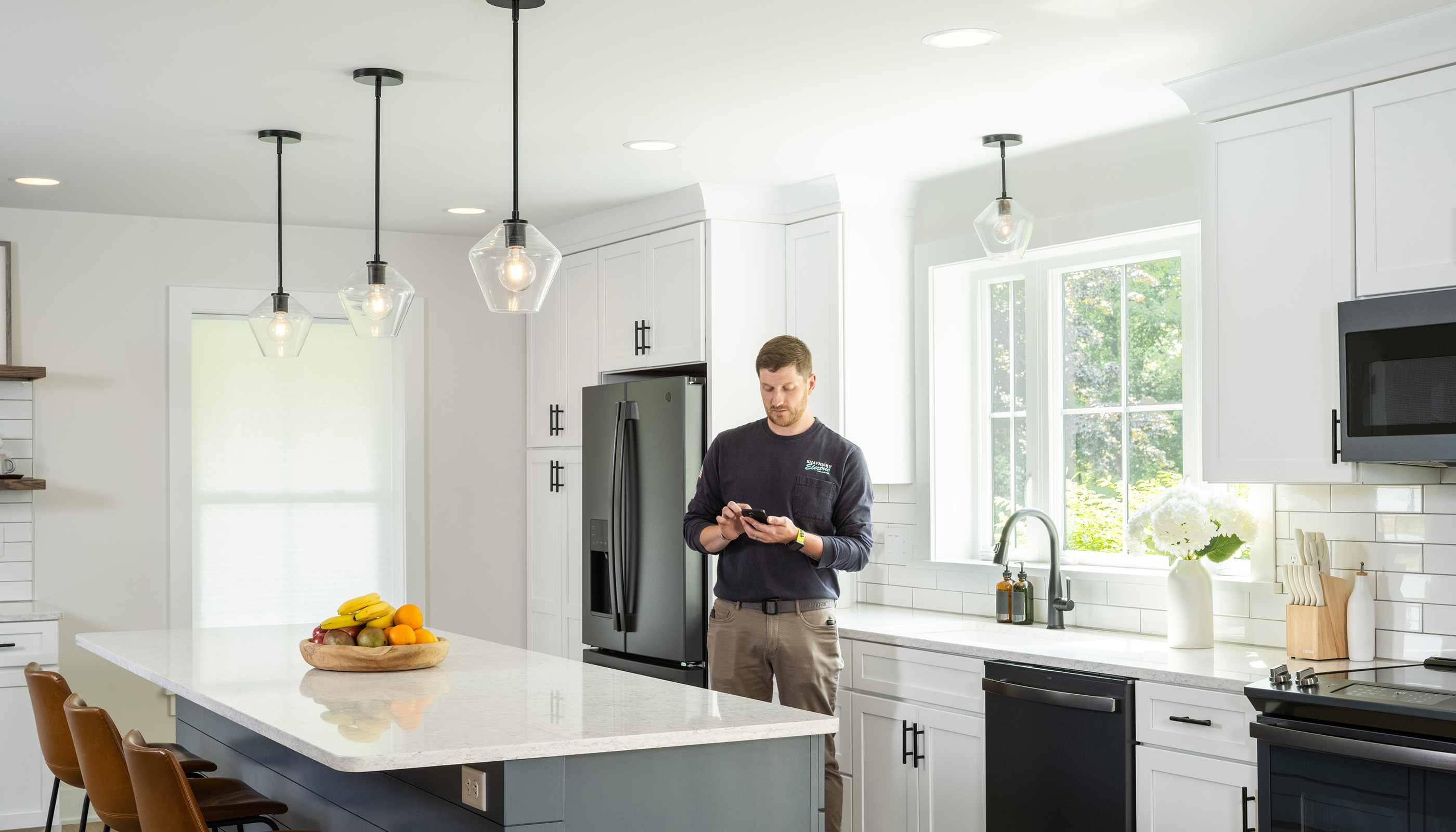 A Northeast private residence kitchen with Lutron Caséta.