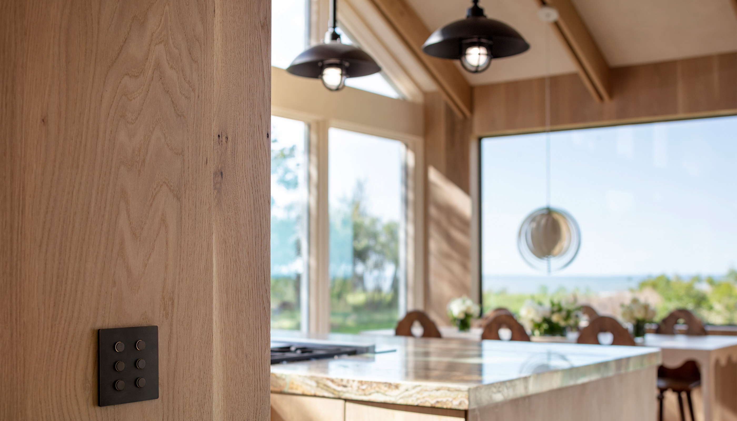 An East Hampton residential kitchen with Lutron Alisse keypads and HomeWorks. © Magda Biernat Photography