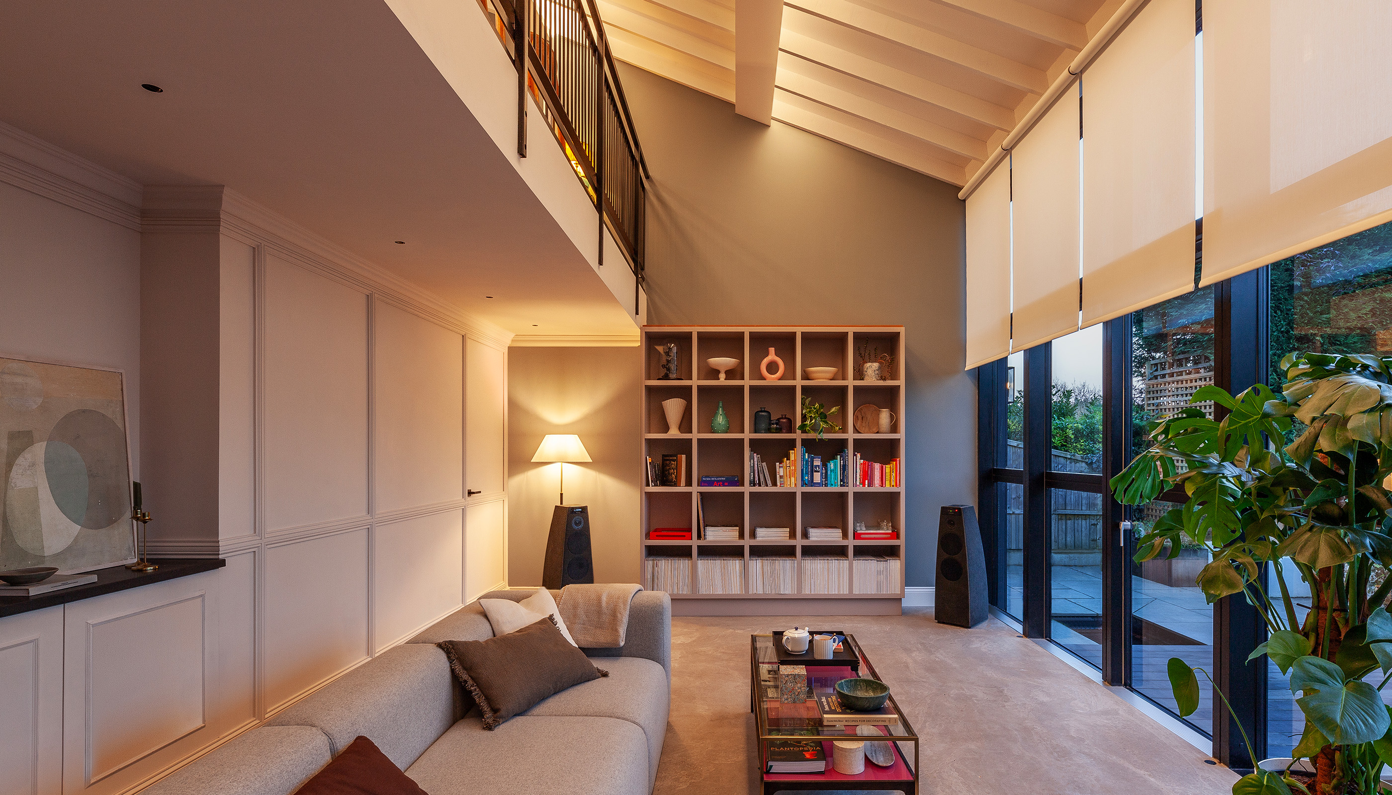 A Northwest private residence livingroom with Lutron Serena & Roller Shade