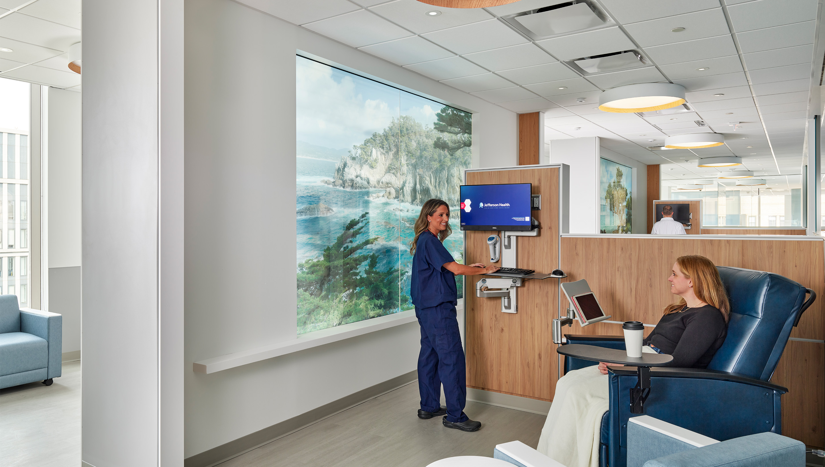 A Philadelphia hospital patient room with Lutron roller shades and Quantum. © Jeffrey Totaro, 2024
