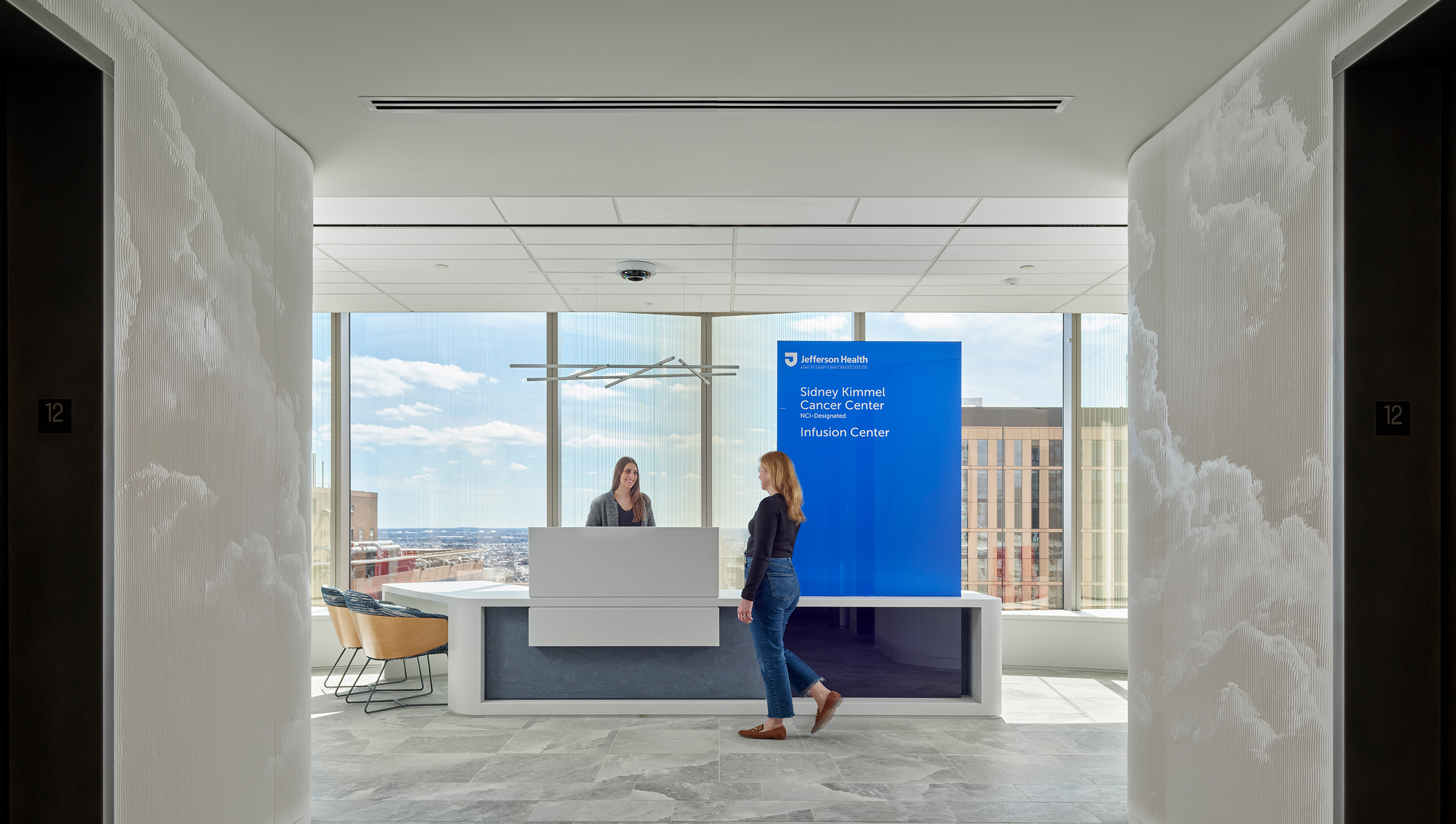 A Philadelphia hospital lobby & atrium with Lutron roller shades and Quantum. © Jeffrey Totaro, 2024