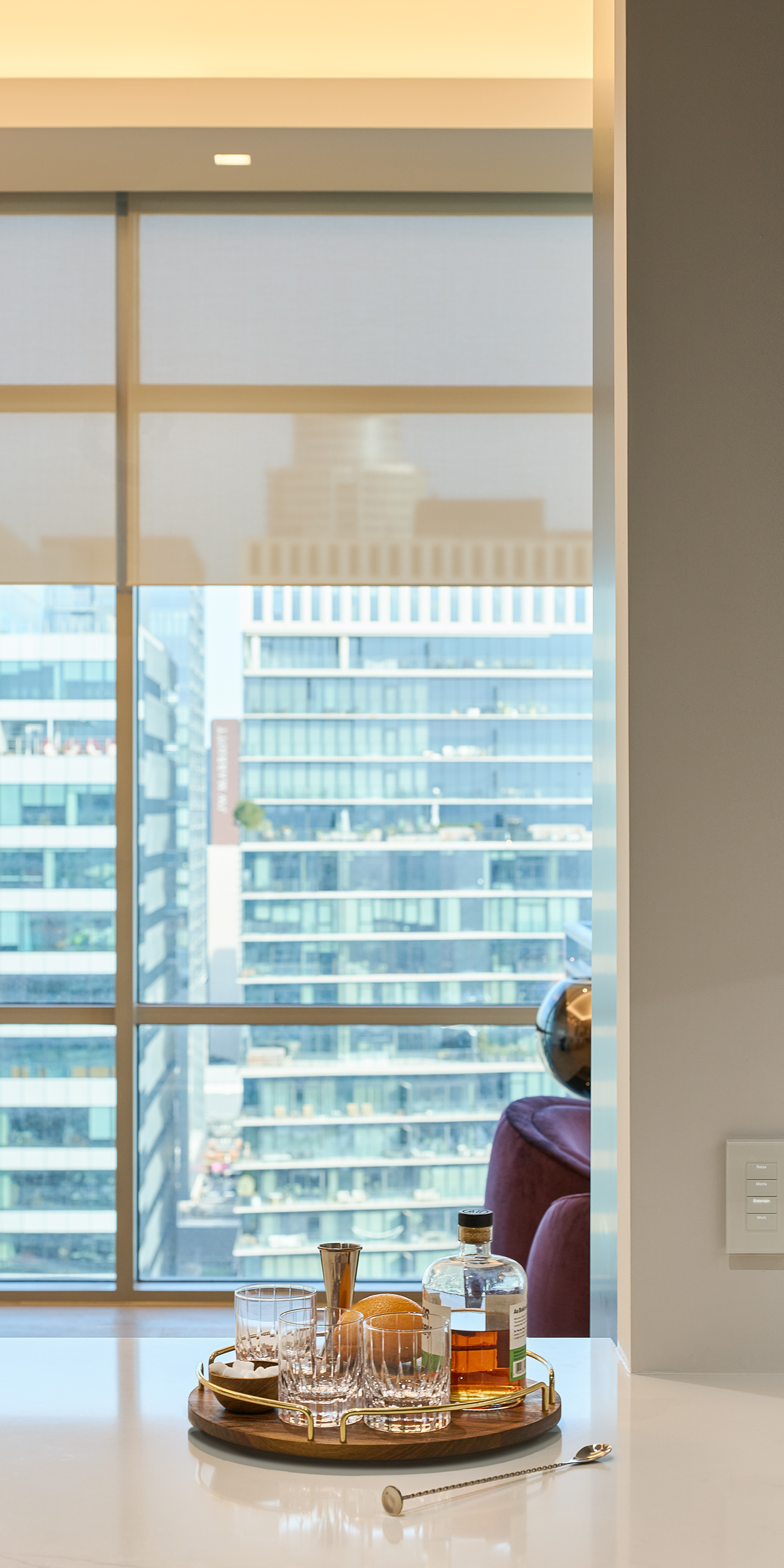 An Austin residential kitchen with Lutron Ketra lights and Palladiom roller shades and keypads.