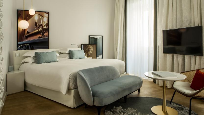 bedroom-sofitel-rome-tri9116182-lights-on