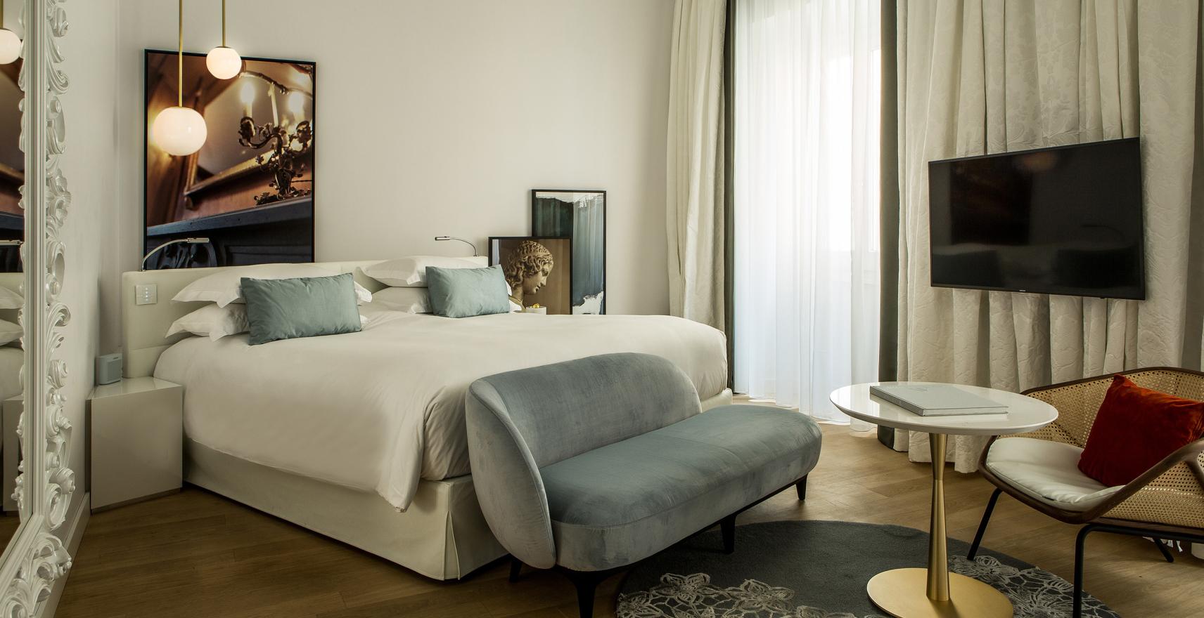 bedroom-sofitel-rome-tri9116182-lights-on