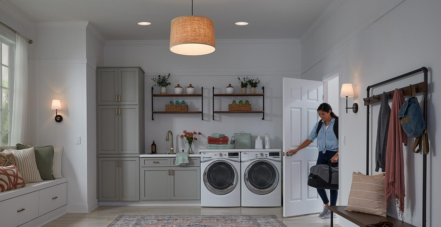 laundry-retail22-dim-woman-with-bag