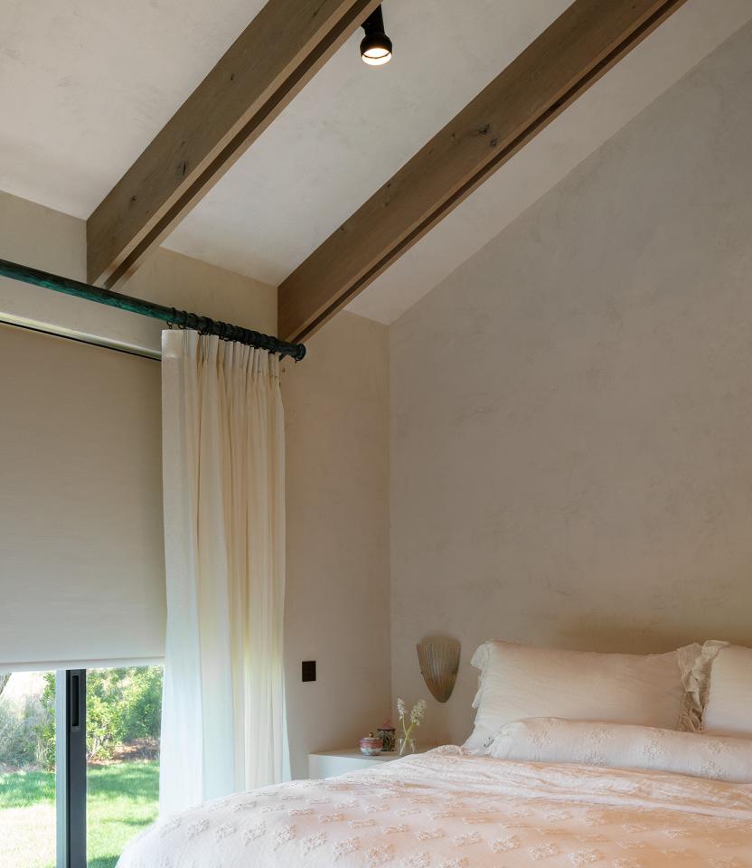 An East Hampton residential bedroom with Lutron Ketra lamps, Palladiom roller shades, and Alisse keypads.. © Magda Biernat Photography