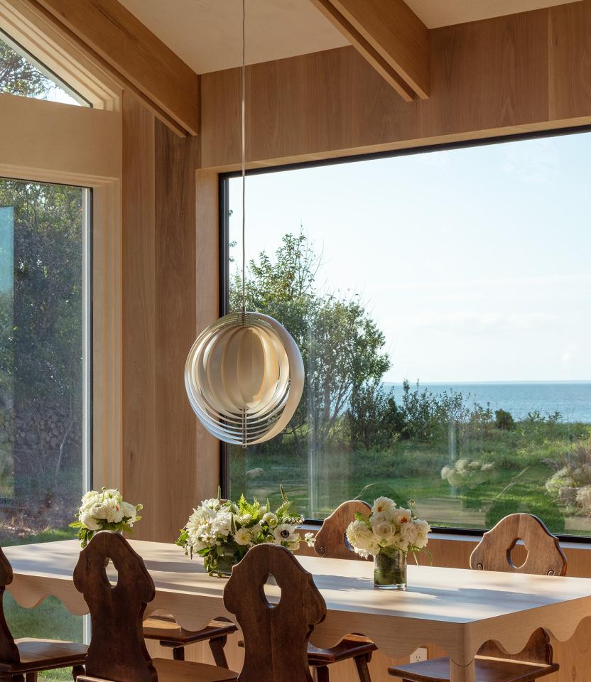 An East Hampton residential dining room with Lutron Ketra lamps and HomeWorks. © Magda Biernat Photography