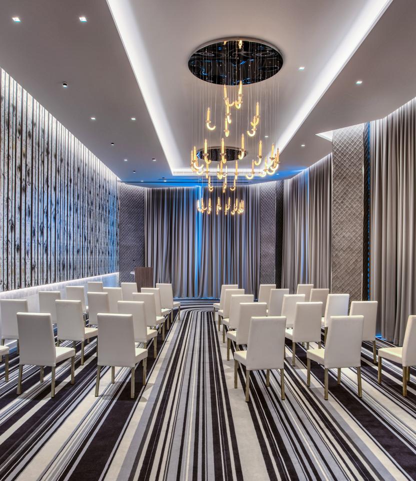 A Dubai hospitality event space with Lutron drapery & Quantum.