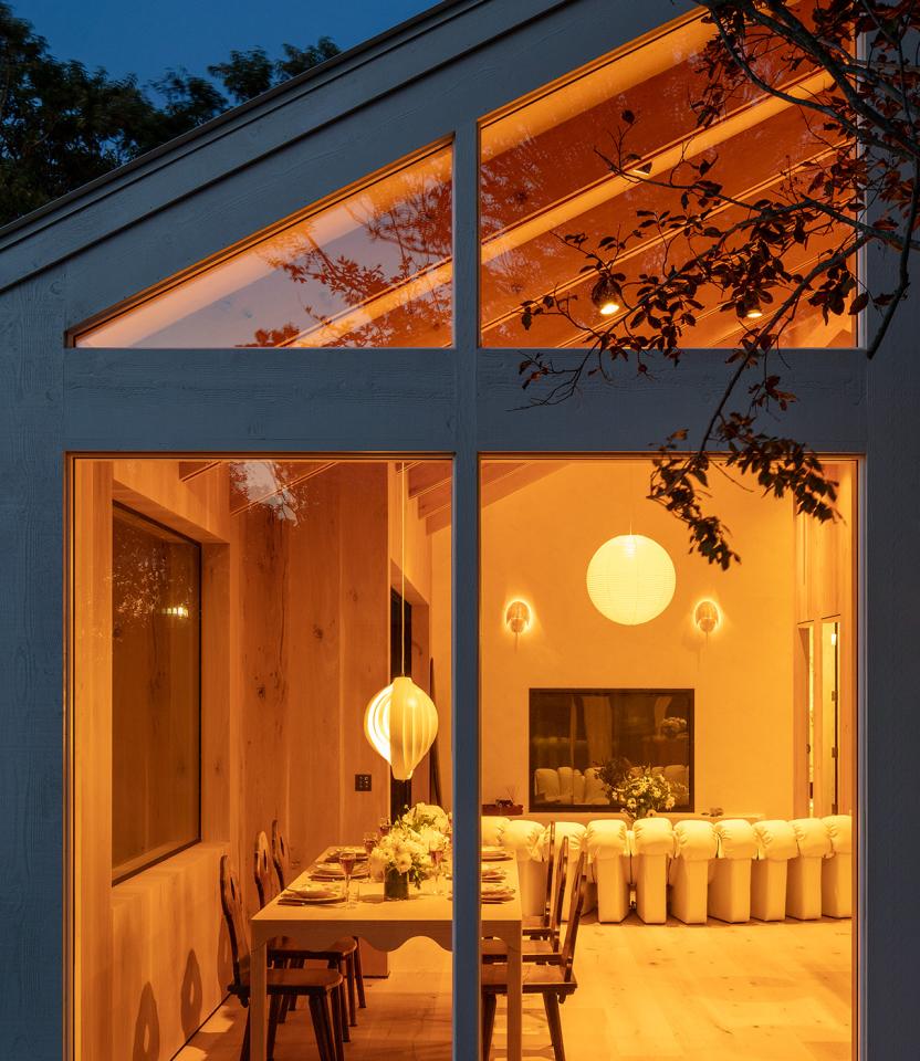 An East Hampton residential outdoor space with Lutron Ketra lamps, Alisse keypads, and HomeWorks. © Magda Biernat Photography