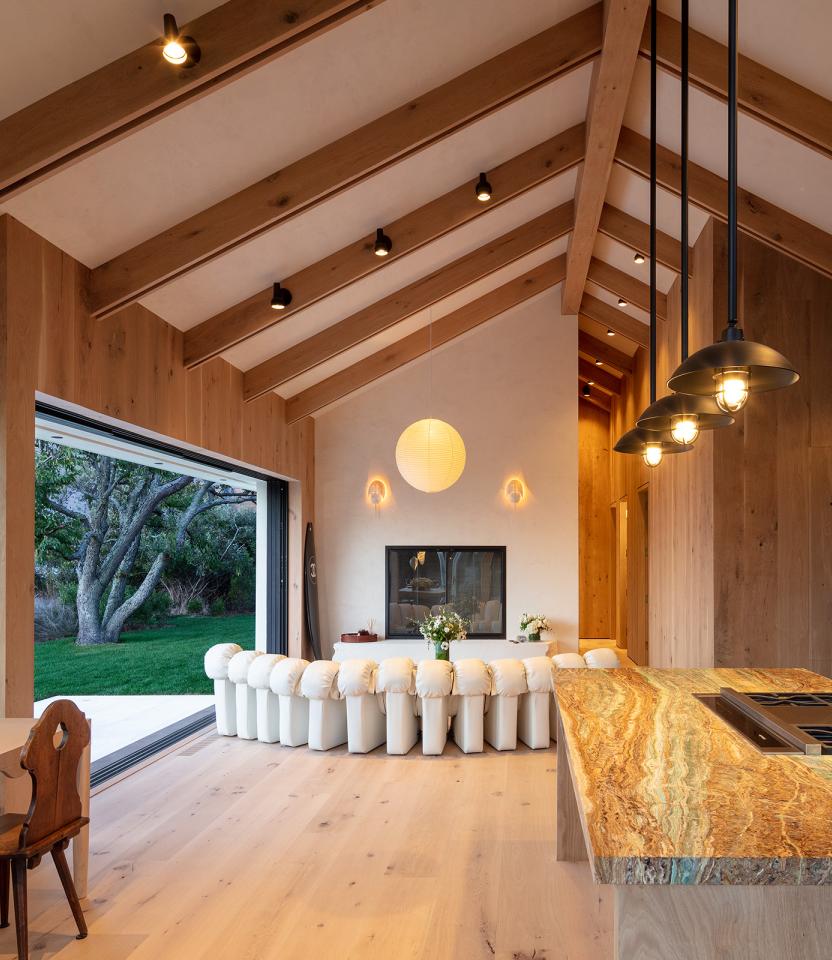 An East Hampton residential living room with Lutron Ketra lighting, Alisse keypads, and HomeWorks. © Magda Biernat Photography