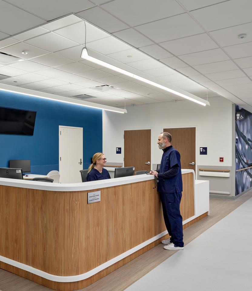 A Philadelphia hospital lobby & atrium with Lutron roller shades and Quantum. © Jeffrey Totaro, 2024