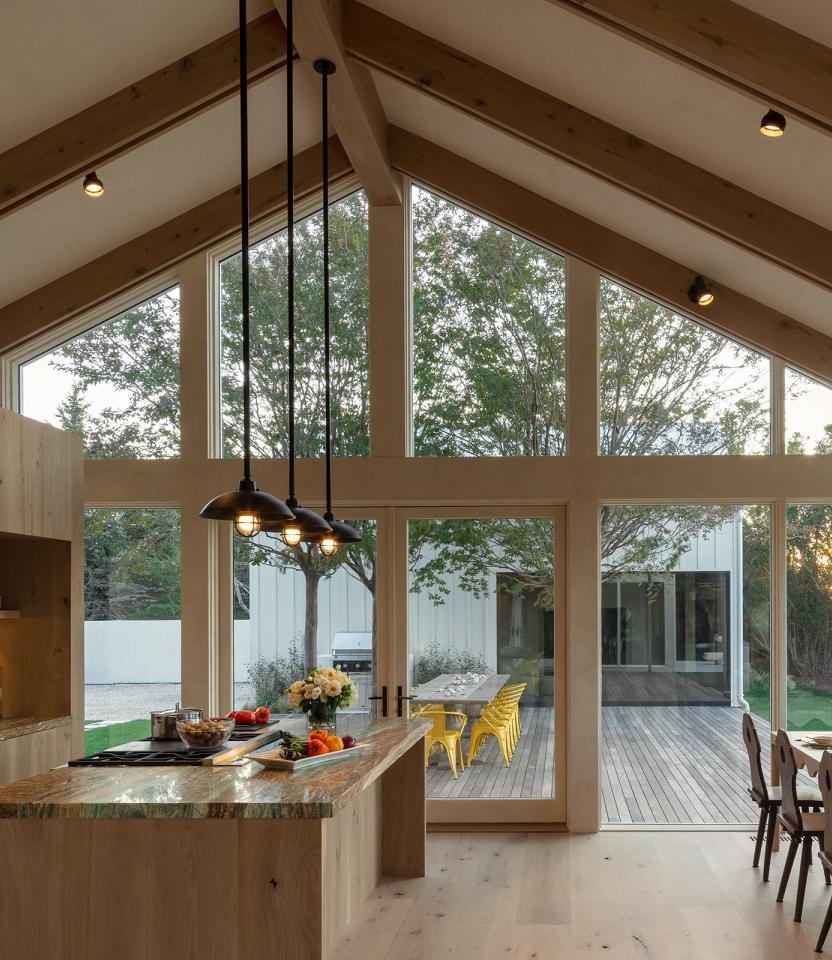 An East Hampton residential kitchen with Lutron Ketra lighting, Alisse keypads, and HomeWorks. © Magda Biernat Photography