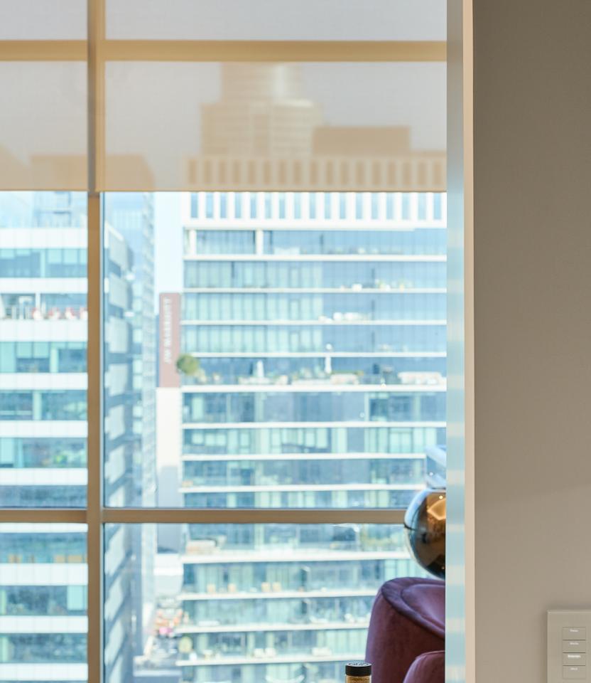 An Austin residential kitchen with Lutron Ketra lights and Palladiom roller shades and keypads.
