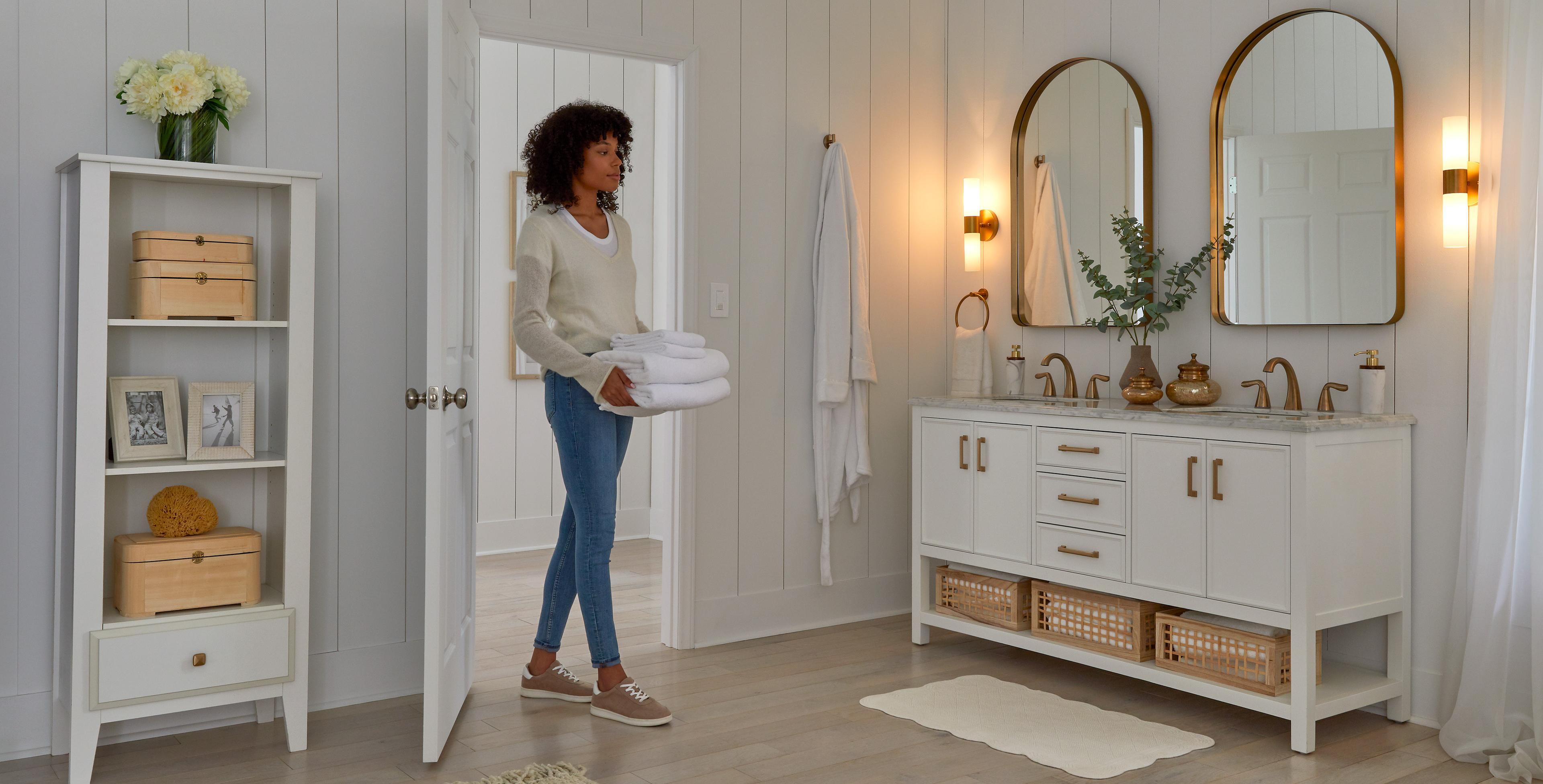 bath-retail22-alt-bright-woman-in-doorway