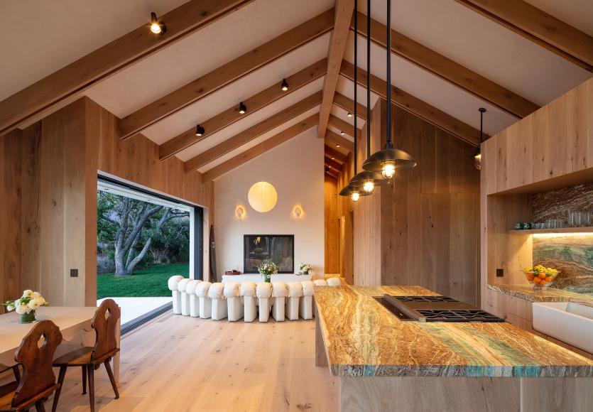 An East Hampton residential living room with Lutron Ketra lighting, Alisse keypads, and HomeWorks. © Magda Biernat Photography