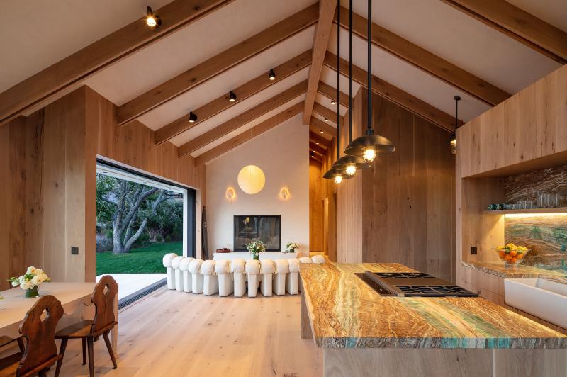 An East Hampton residential living room with Lutron Ketra lighting, Alisse keypads, and HomeWorks. © Magda Biernat Photography