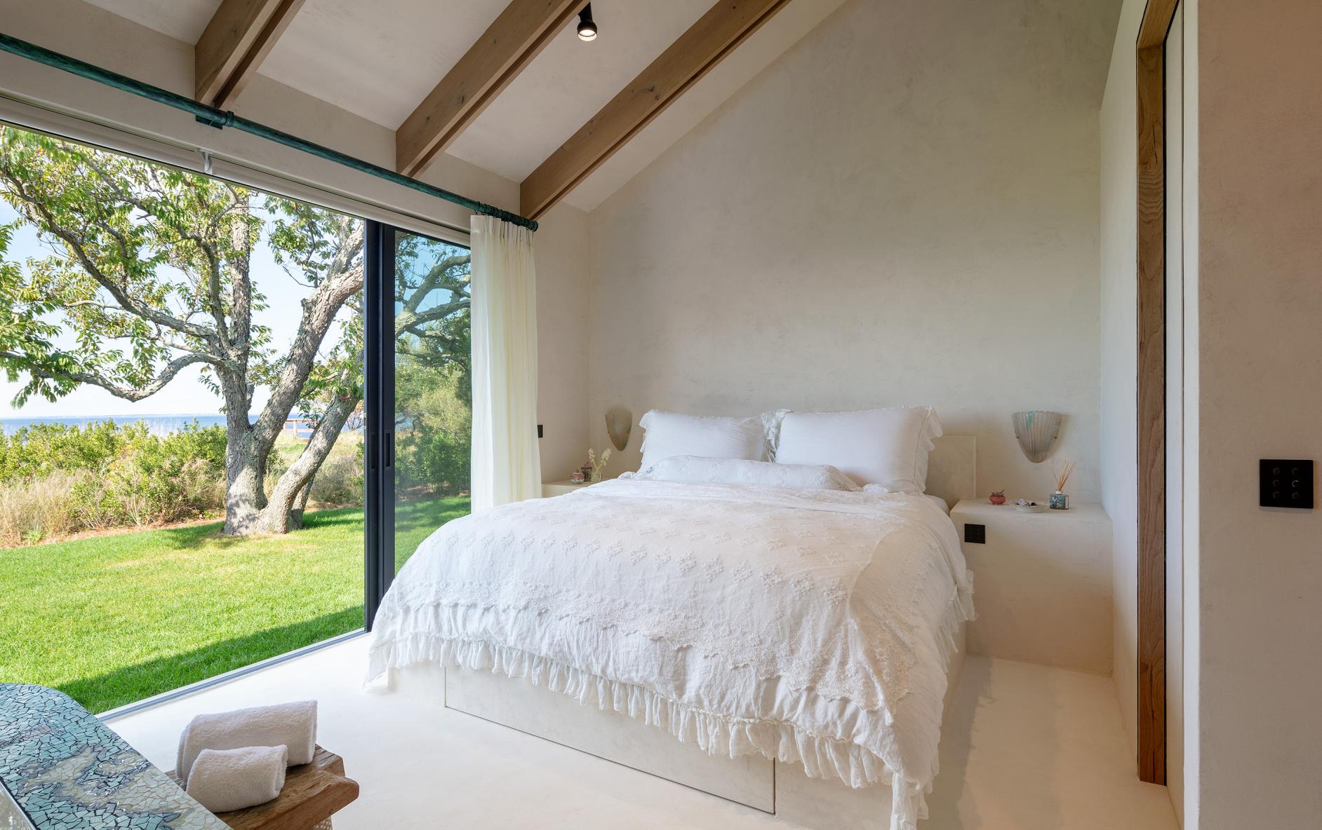 bedroom-east-hampton-wide