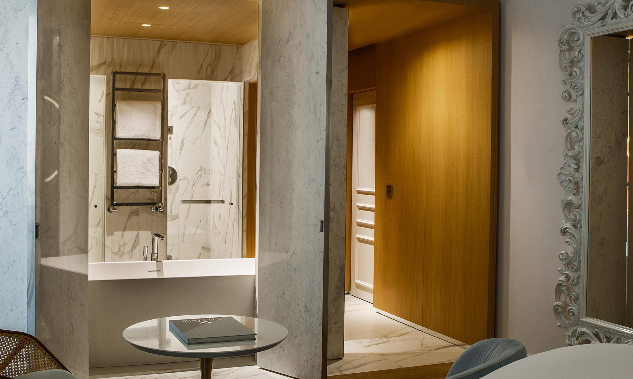 06-bedroom-sofitel-rome-tri19116196